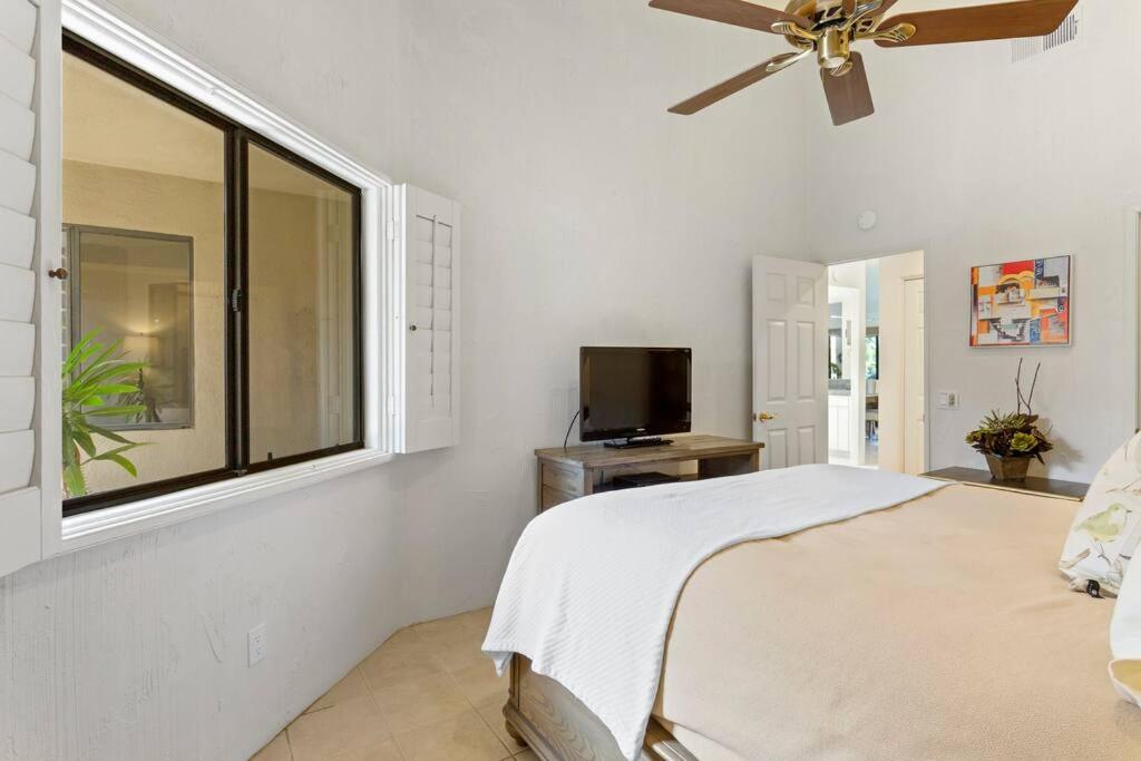 Sunny Palm Desert Escape on Golf Course