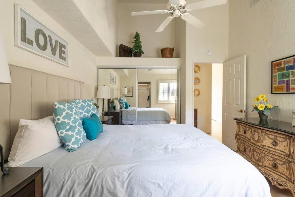 Sunny Palm Desert Escape on Golf Course