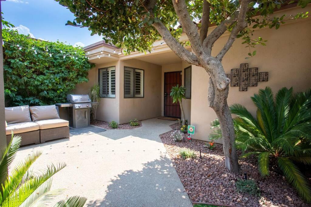 Sunny Palm Desert Escape on Golf Course