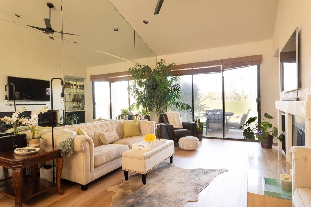 Sunny Palm Desert Escape on Golf Course