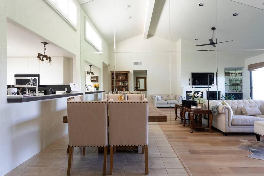 Sunny Palm Desert Escape on Golf Course