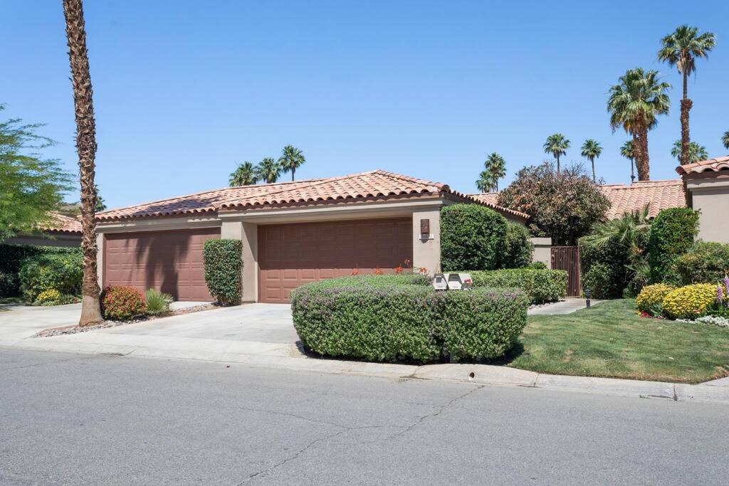 Sunny Palm Desert Escape on Golf Course