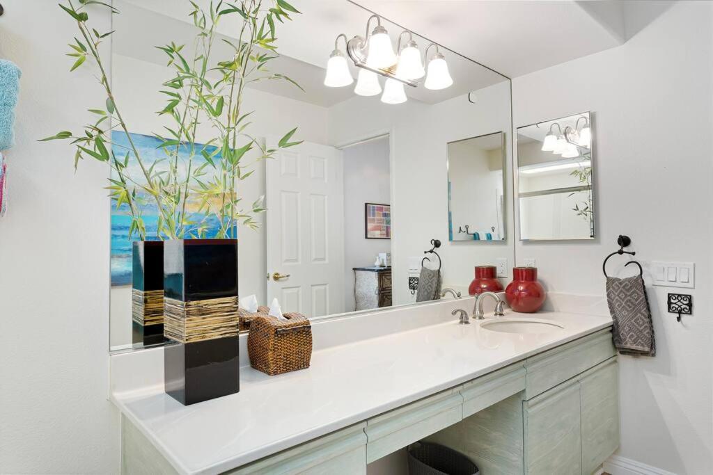 Sunny Palm Desert Escape on Golf Course