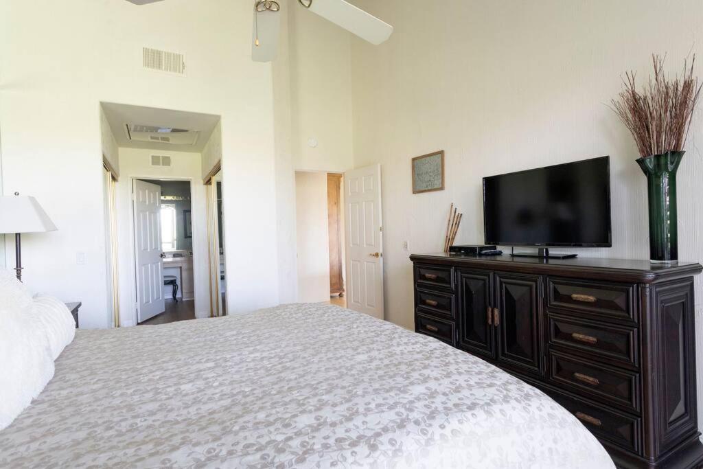 Sunny Palm Desert Escape on Golf Course