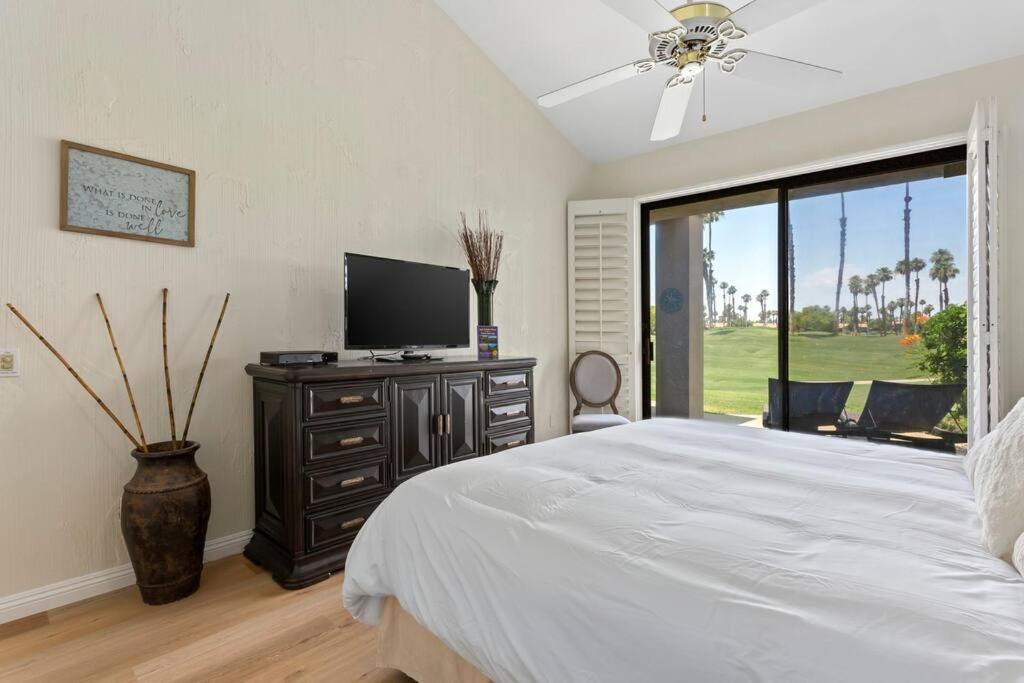 Sunny Palm Desert Escape on Golf Course