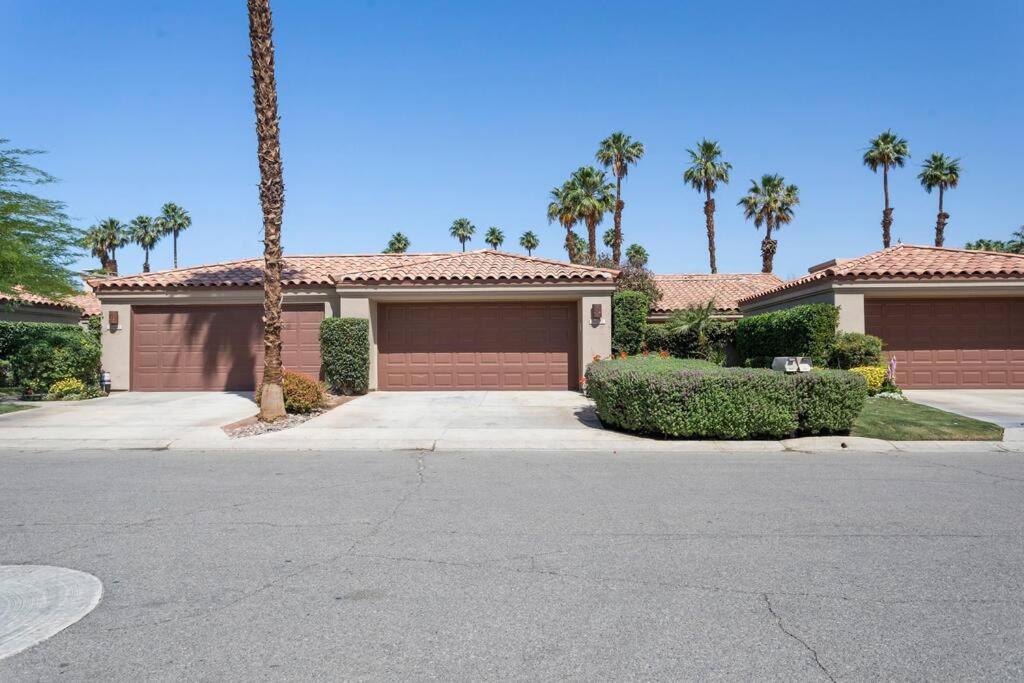 Sunny Palm Desert Escape on Golf Course