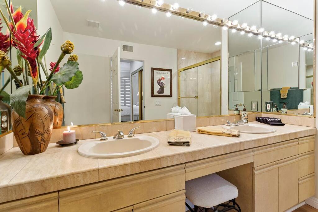 Sunny Palm Desert Escape on Golf Course