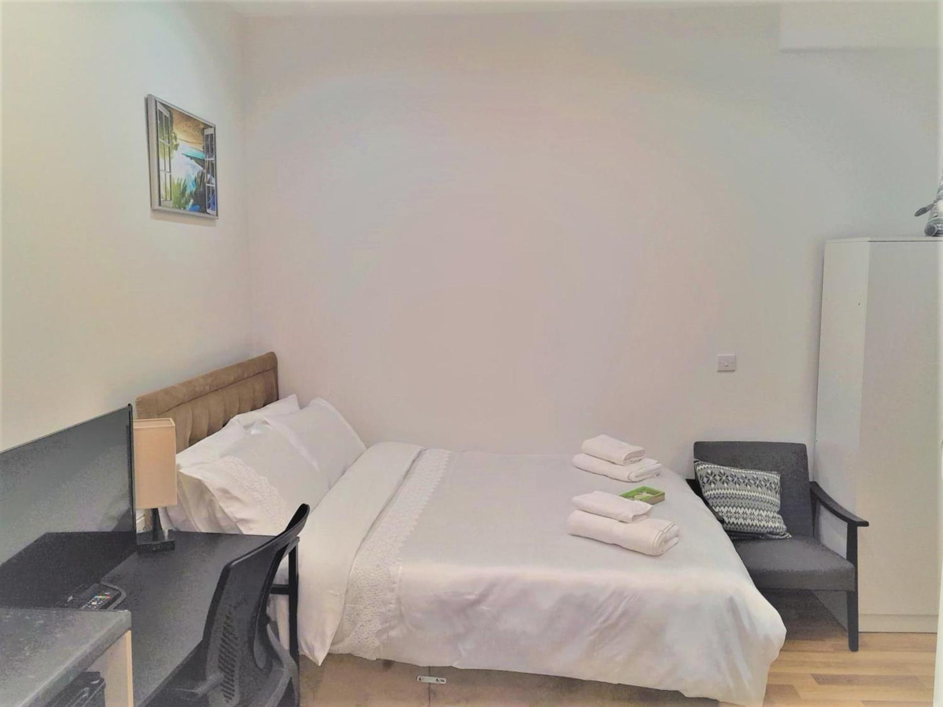 La Vie - Entire Apartment - Next to Central District Elizabeth line Tube Station - Near Central London & Wembley view 4