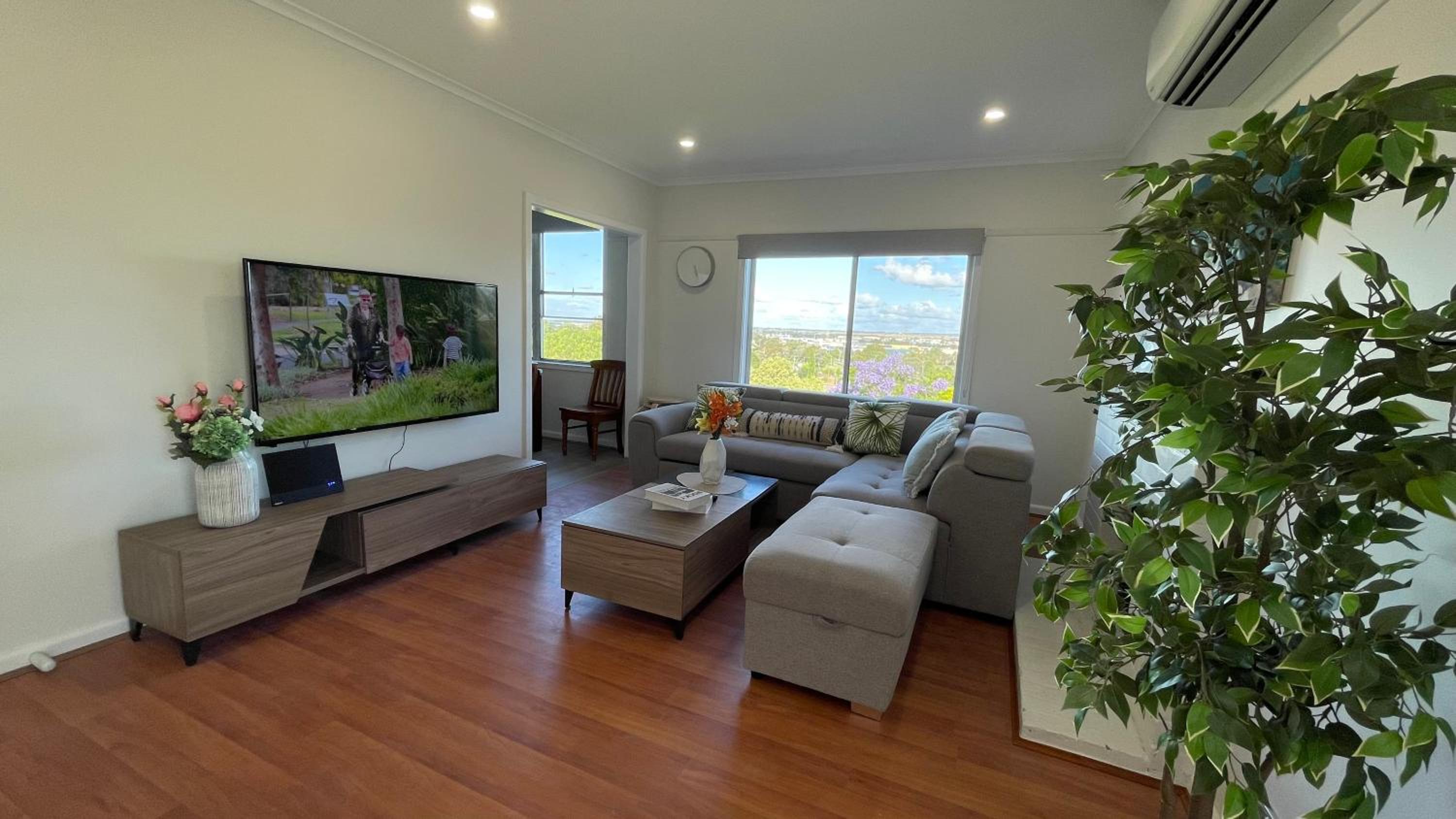 Morwell Pet friendly 3 BRMS Rental home Free Wi-fi