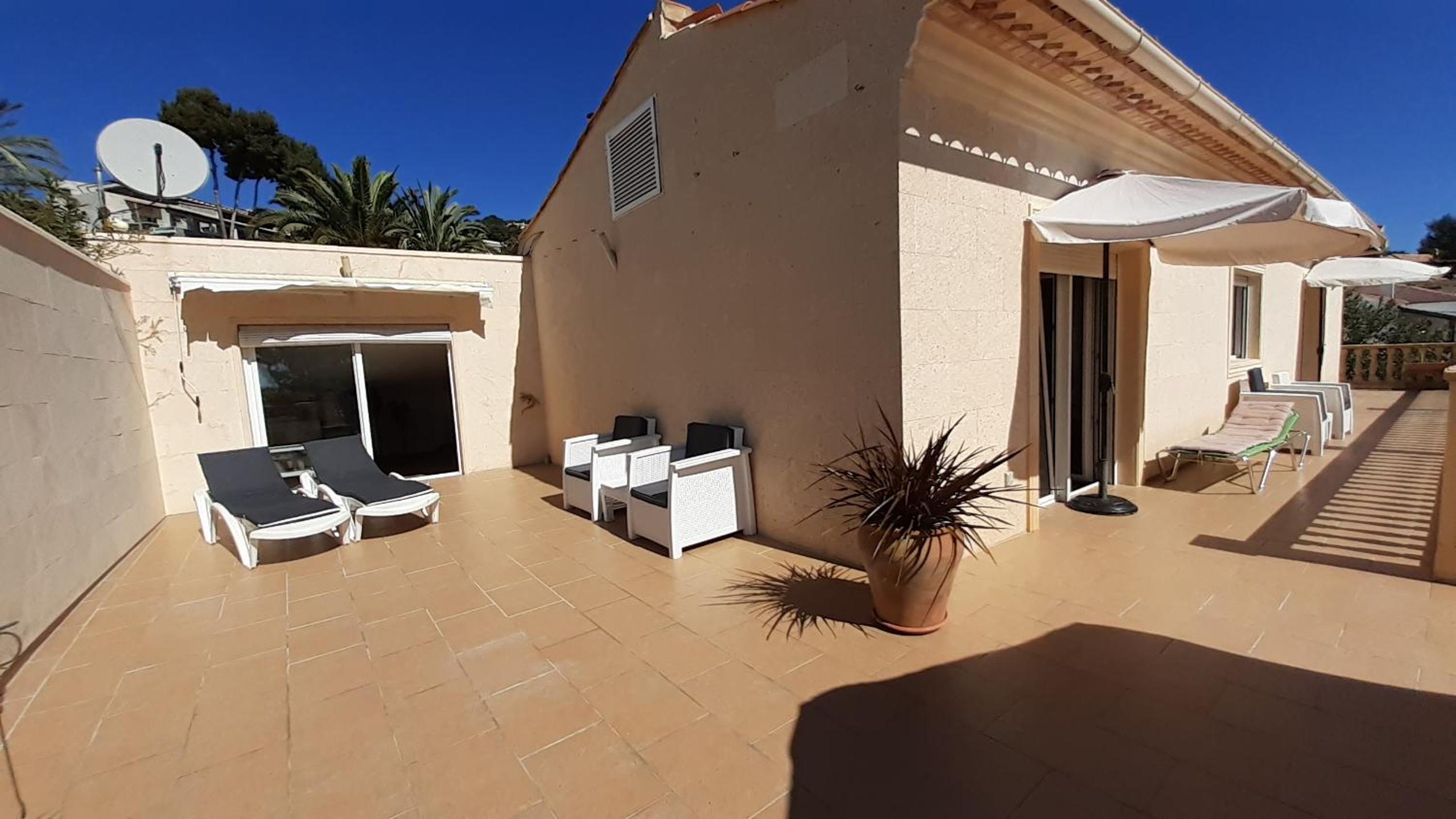 habitación con techo inclinado y vista al mar