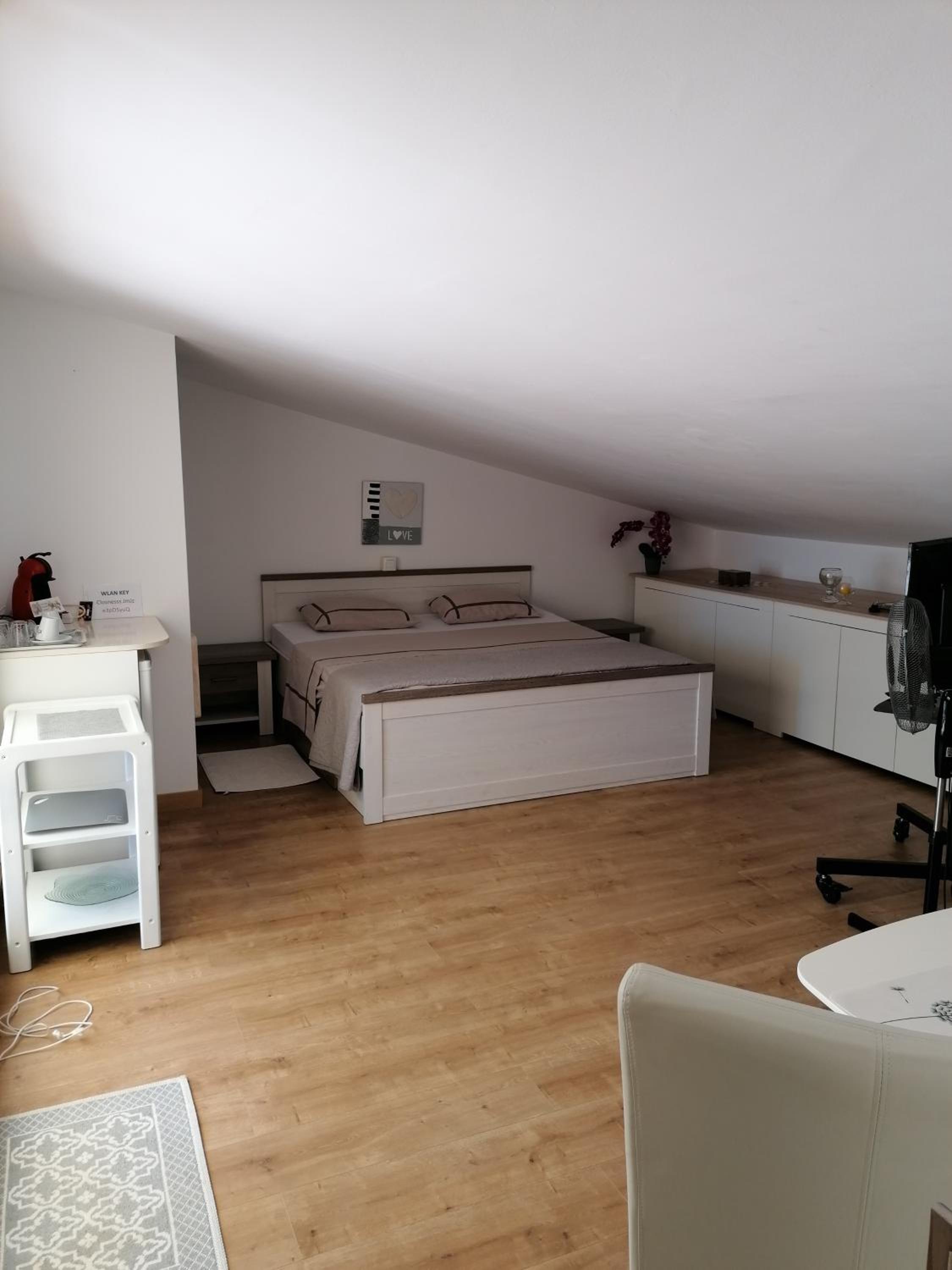 habitación con techo inclinado y vista al mar