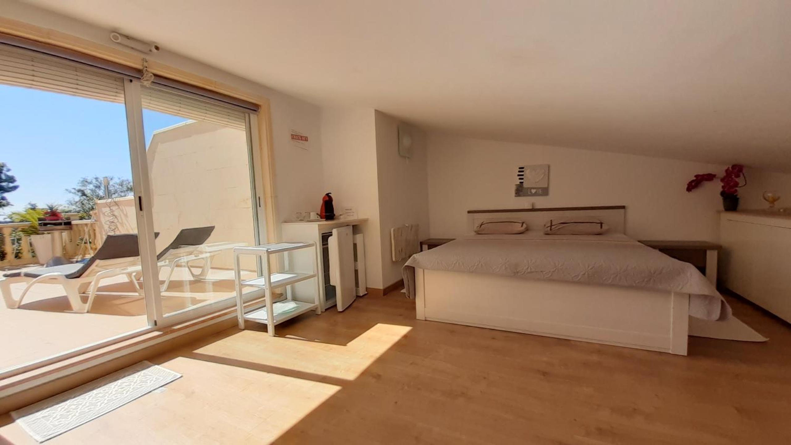 habitación con techo inclinado y vista al mar