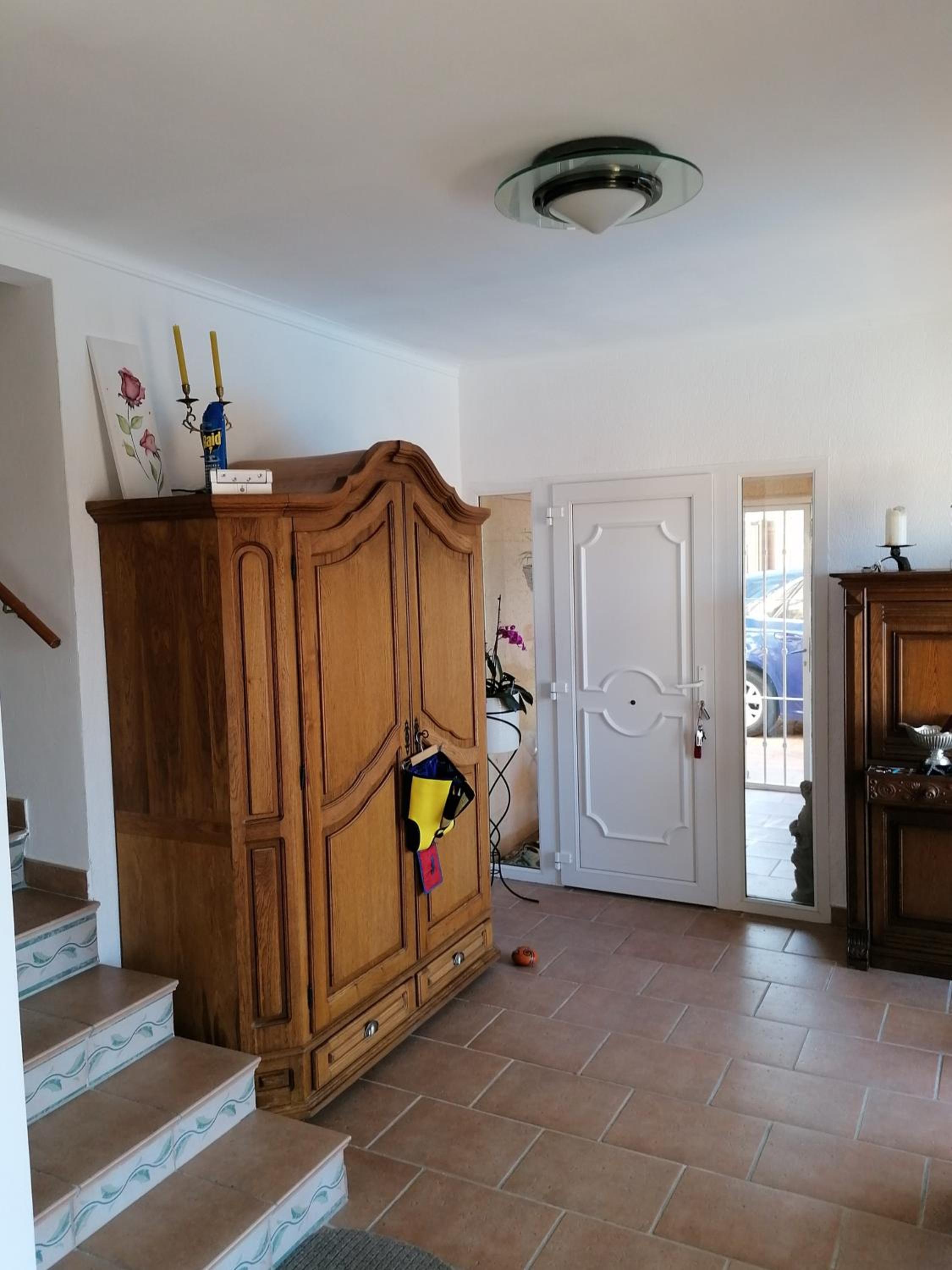 habitación con techo inclinado y vista al mar