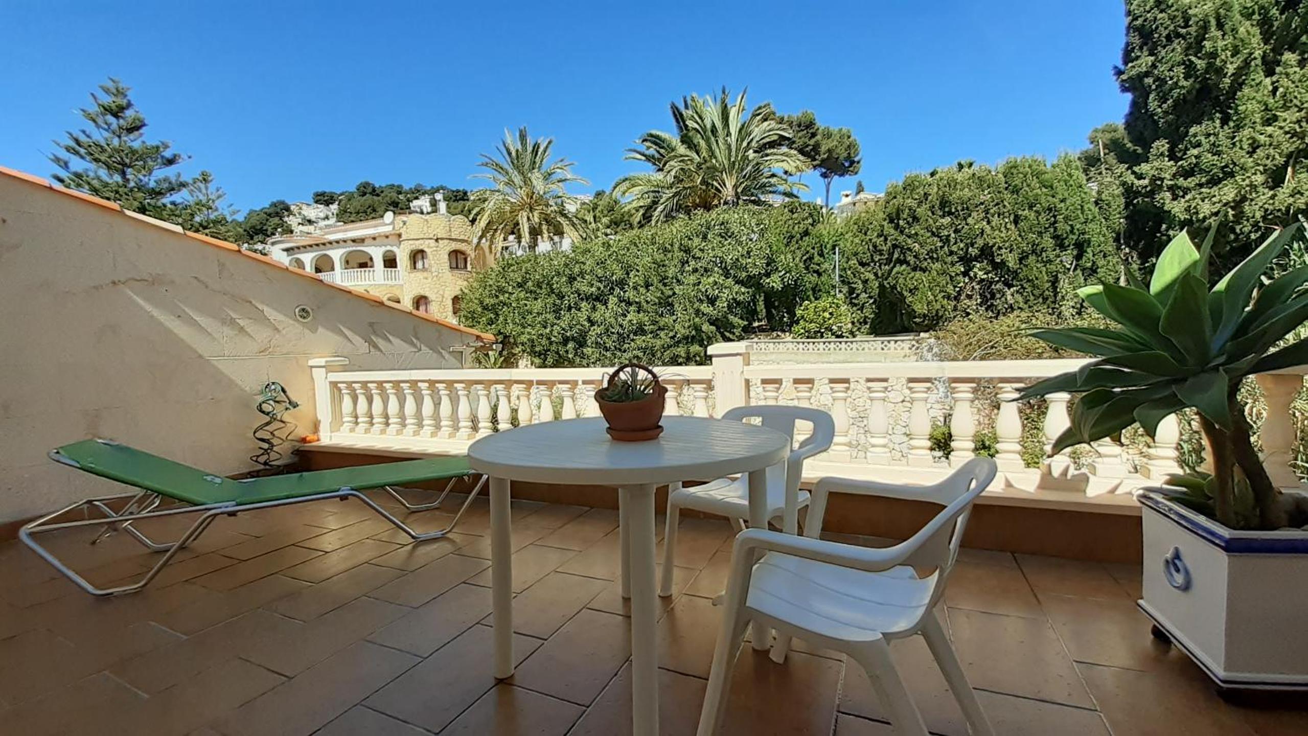 habitación con techo inclinado y vista al mar