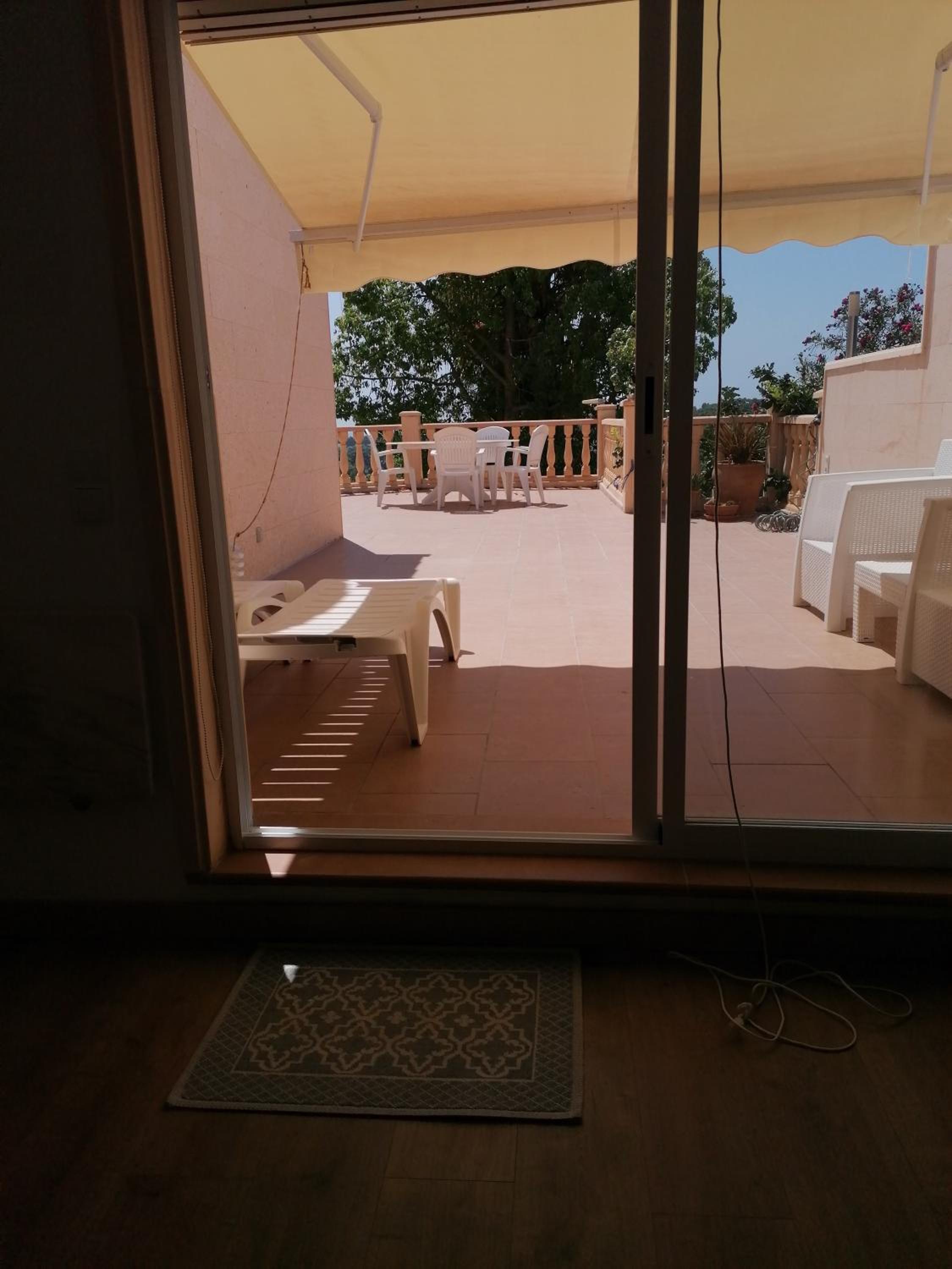 habitación con techo inclinado y vista al mar