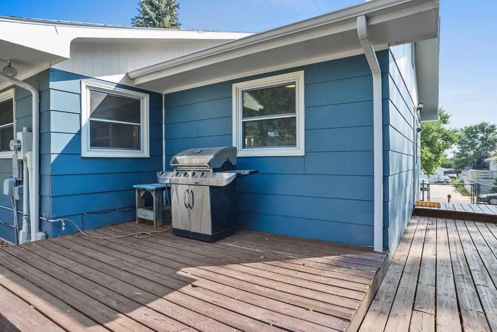 Hotel Roomy 5 Bed 3 Bath Fire Place Large Outdoor Space - Image 1