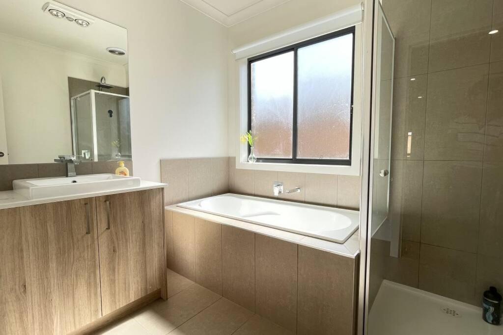 New 5-BRM Rental House Free Parking Wifi @Melton