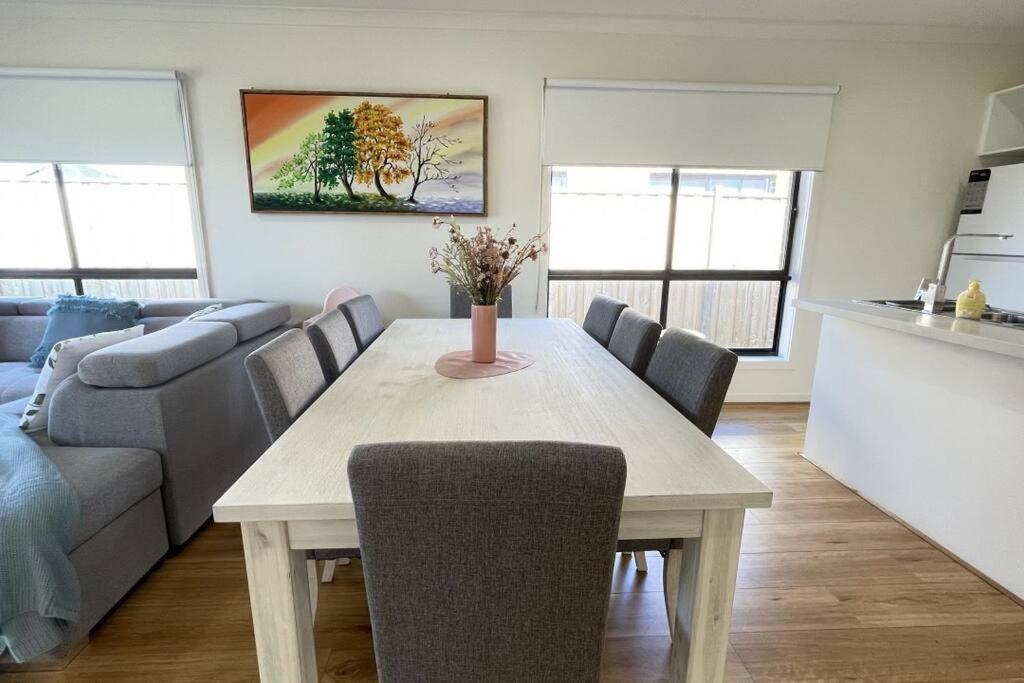 New 5-BRM Rental House Free Parking Wifi @Melton
