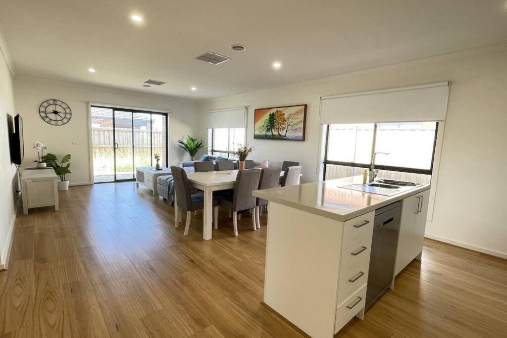 New 5-BRM Rental House Free Parking Wifi @Melton