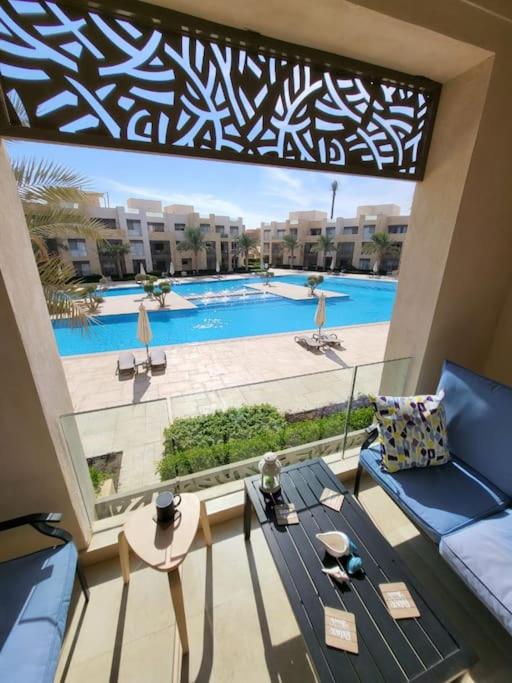 Mangroovy Ritzy, Cerulean appartement by the pool