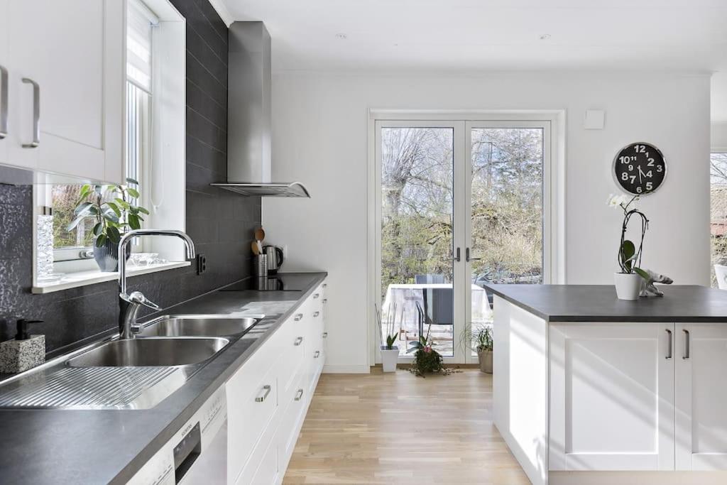 Modernt hus med parkeringsplatser och trädgård view 3