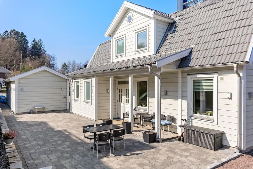 Modernt hus med parkeringsplatser och trädgård view 5