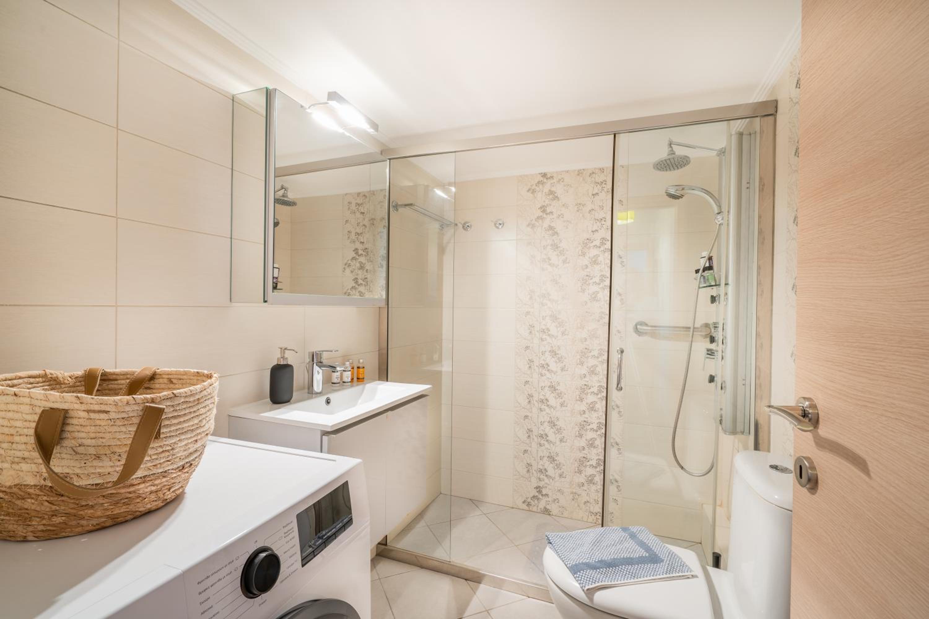 Relaxing 1bd apt. w/private balcony