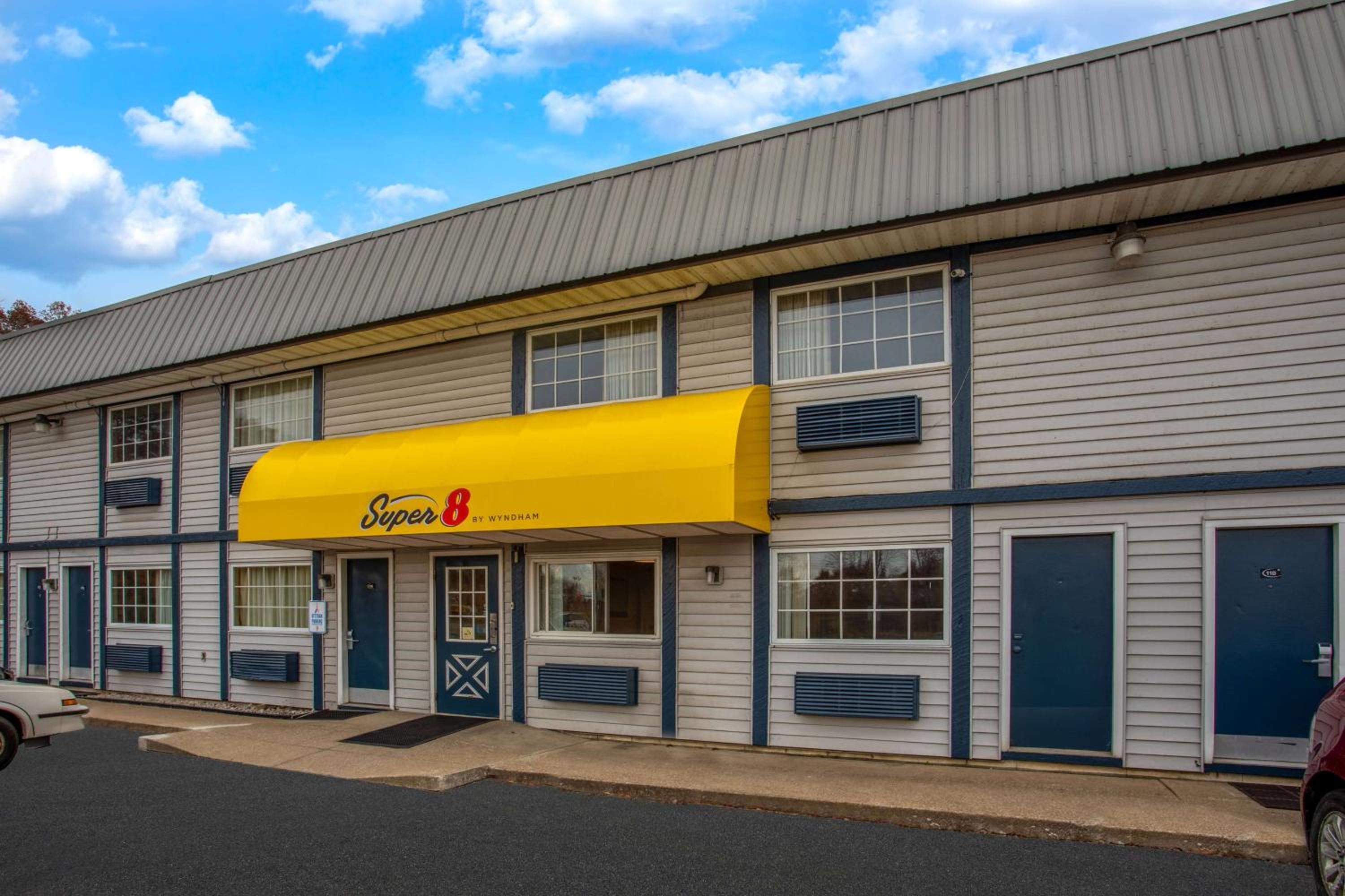 Super 8 by Wyndham Wooster view 4