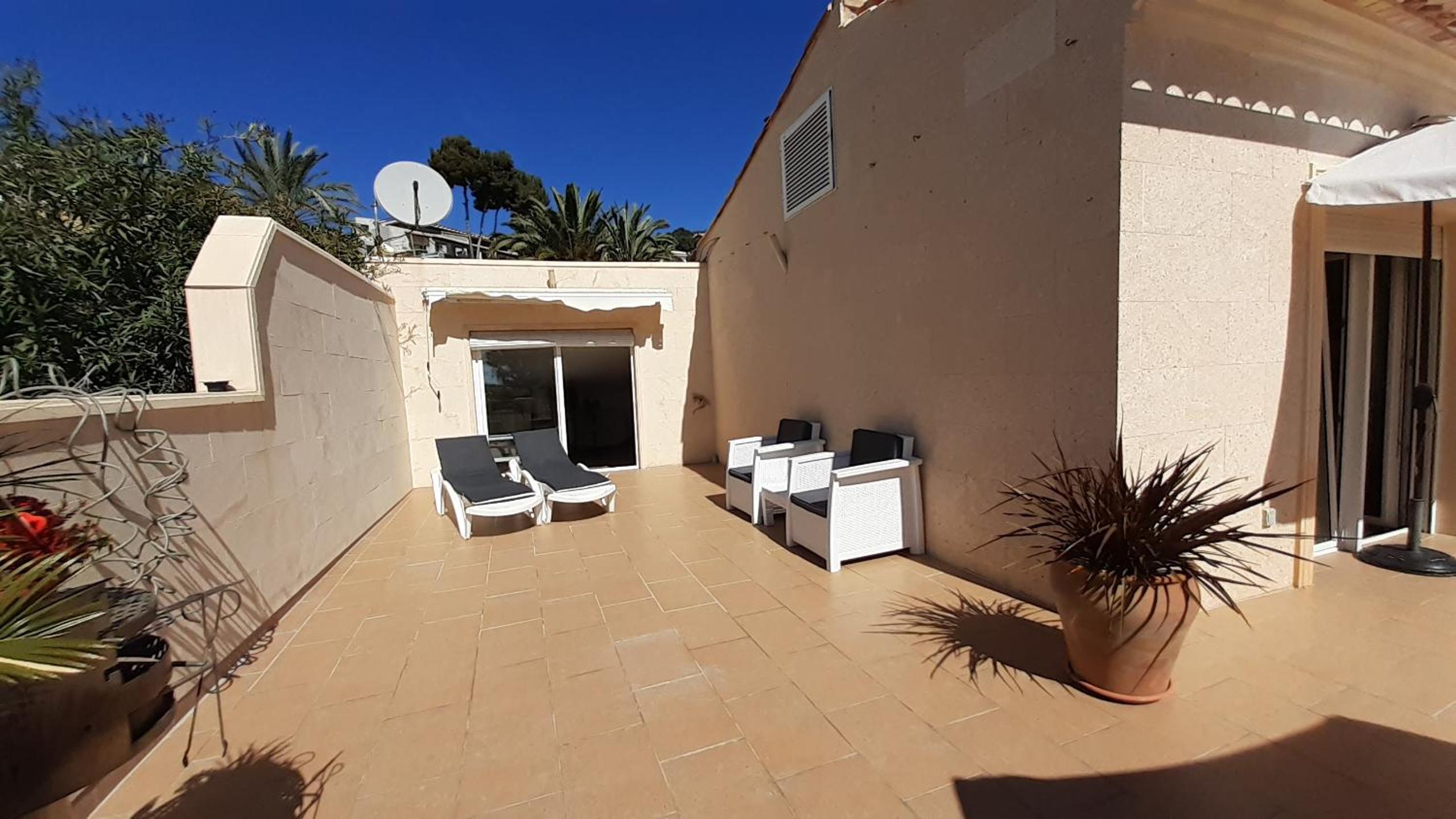 habitación con techo inclinado y vista al mar