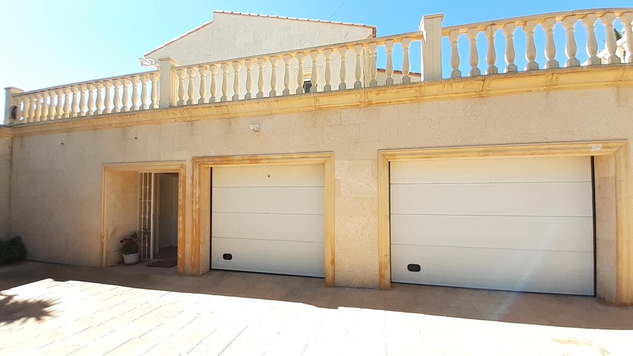 habitación con techo inclinado y vista al mar