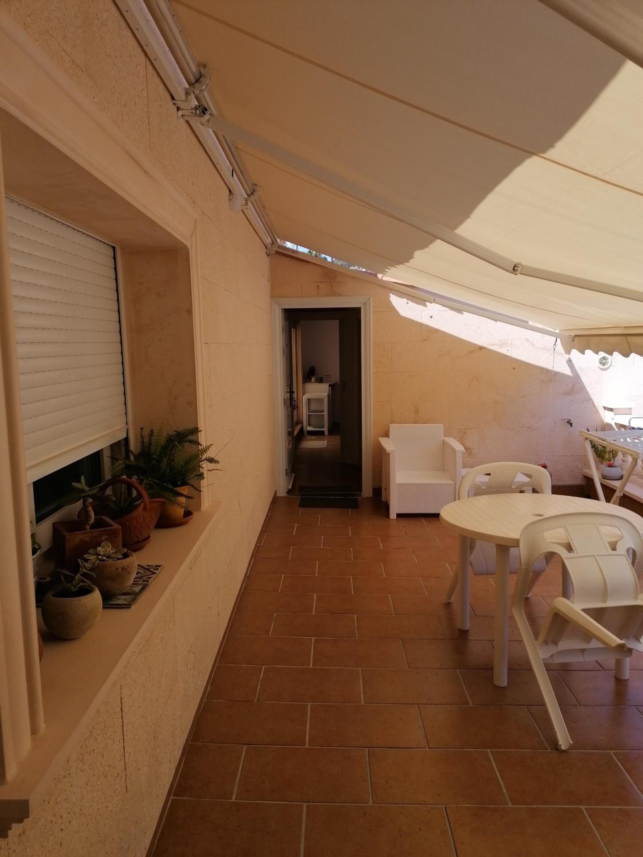 habitación con techo inclinado y vista al mar
