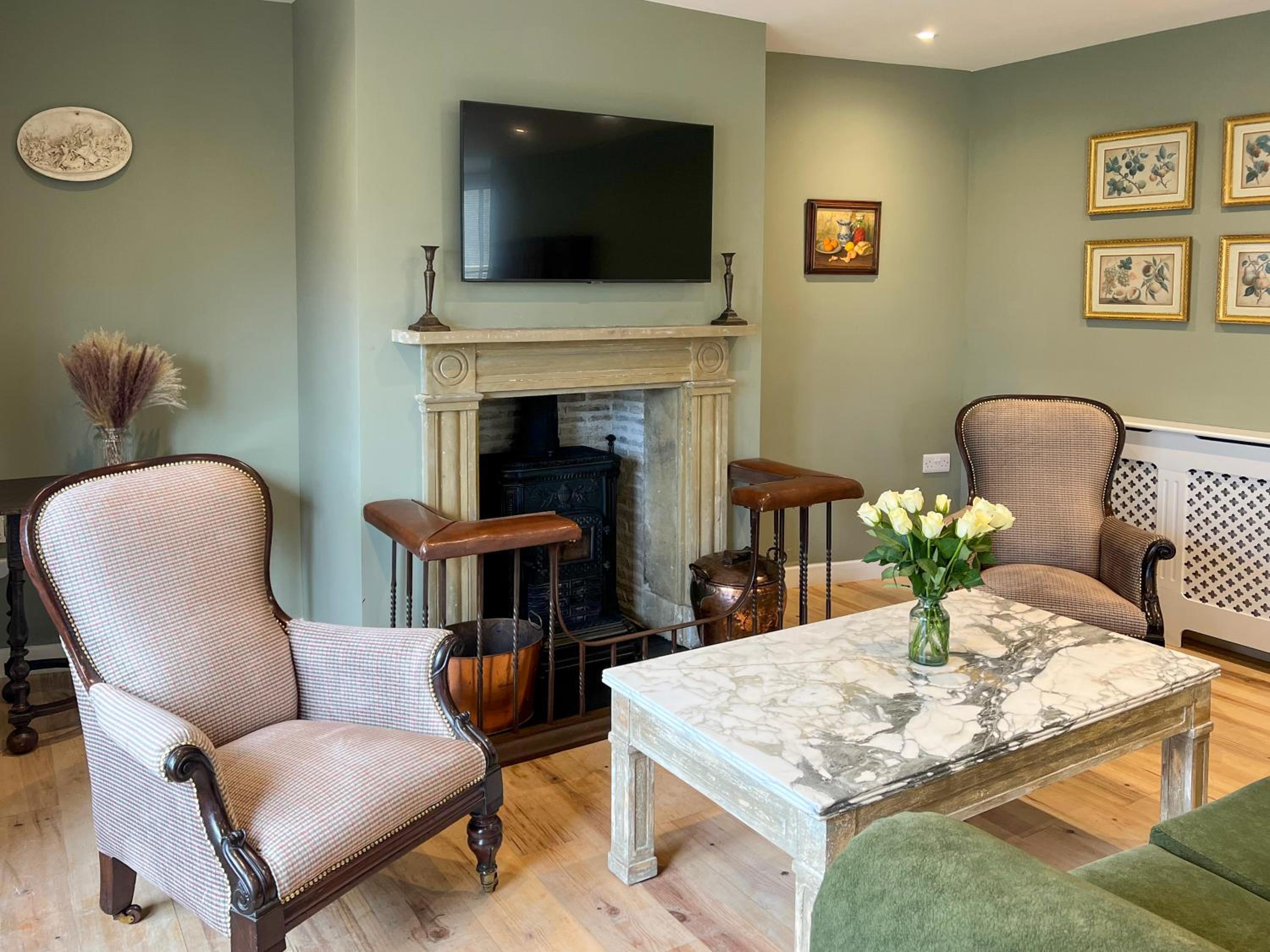 Converted Victorian Coach House with Hot Tub view 5