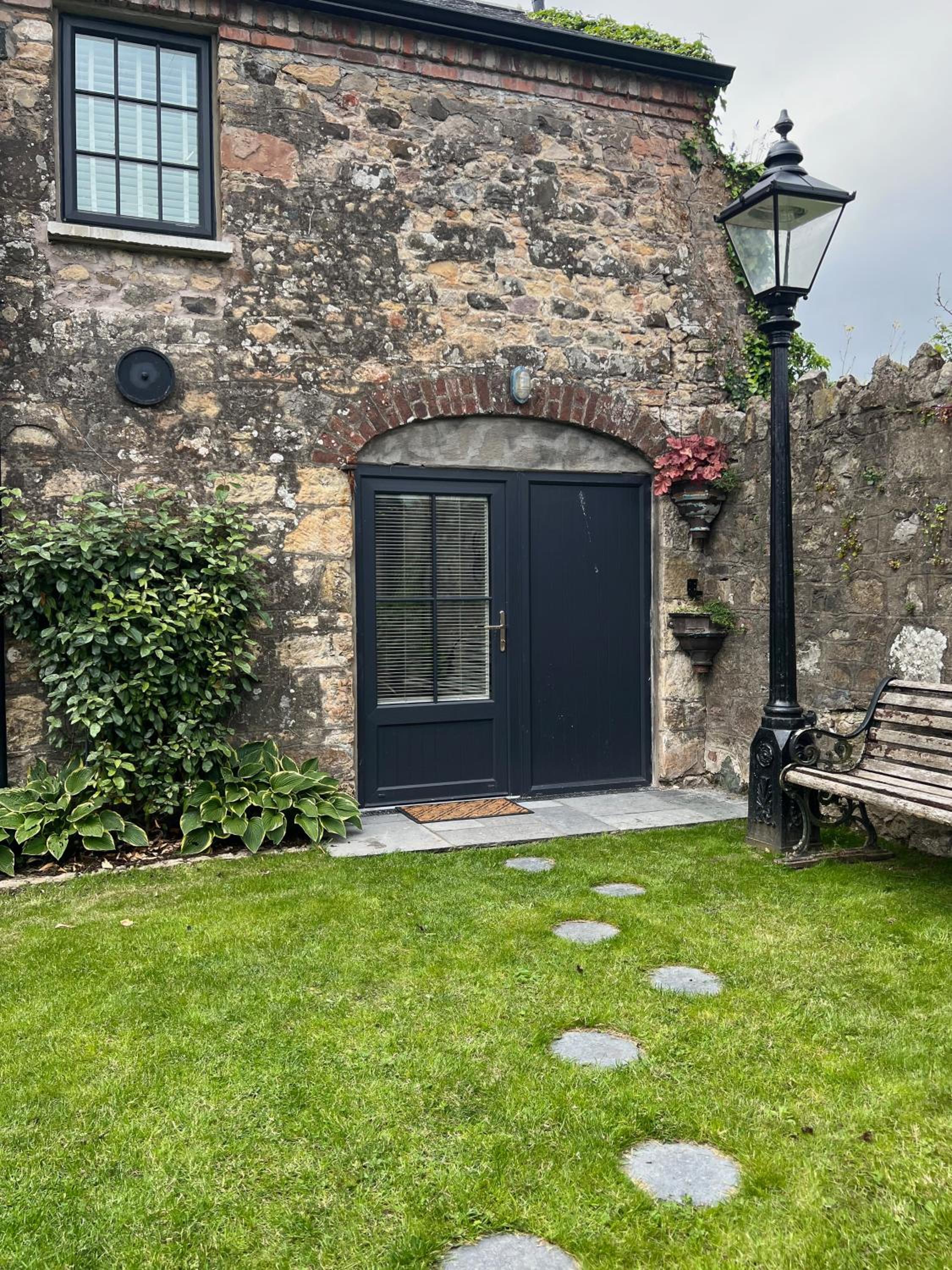 Converted Victorian Coach House with Hot Tub view 3