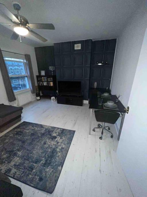 Spacious One Bedroom Private Flat in Brixton +Wifi