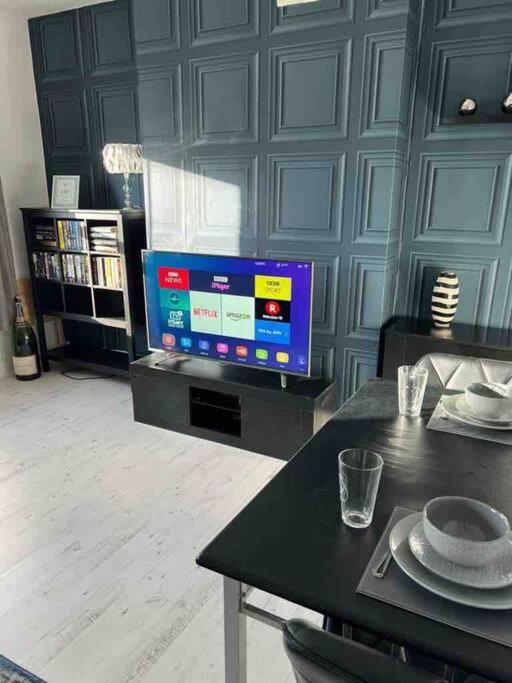 Spacious One Bedroom Private Flat in Brixton +Wifi