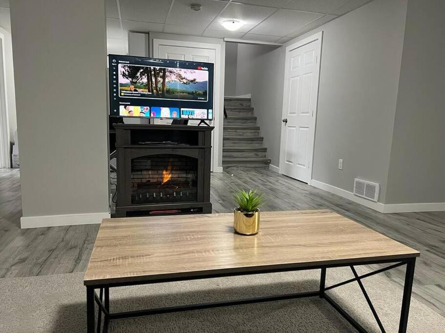 Cozy Modern and Lavish 2 Bedroom Basement Suite