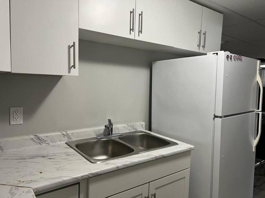Cozy Modern and Lavish 2 Bedroom Basement Suite
