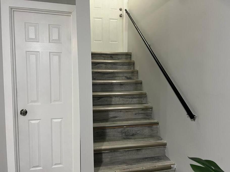 Cozy Modern and Lavish 2 Bedroom Basement Suite