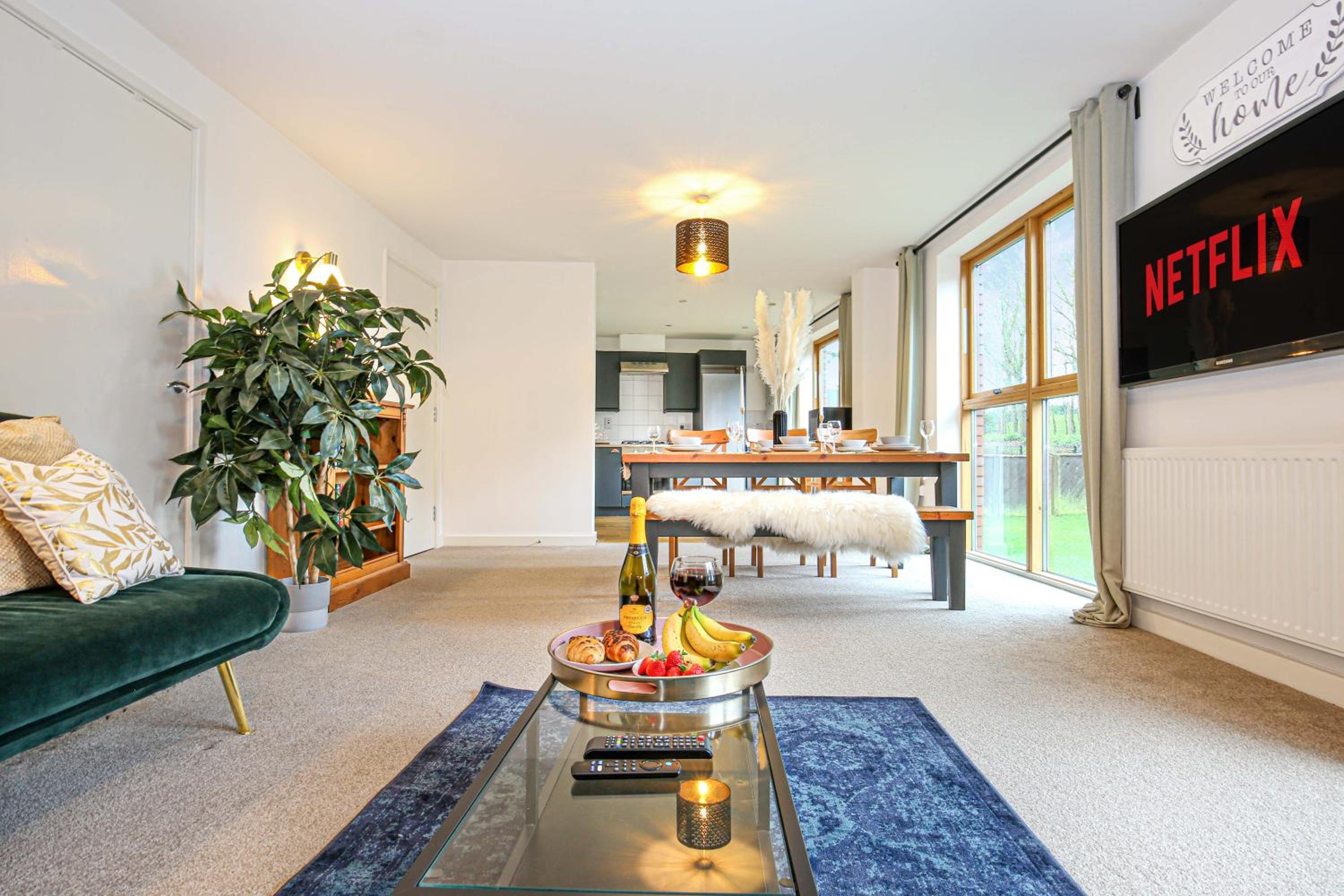 Beautiful City Centre Apartment with Free Parking, Fast-Wifi, SmartTV with Netflix and Private Garden by Yoko Property view 3
