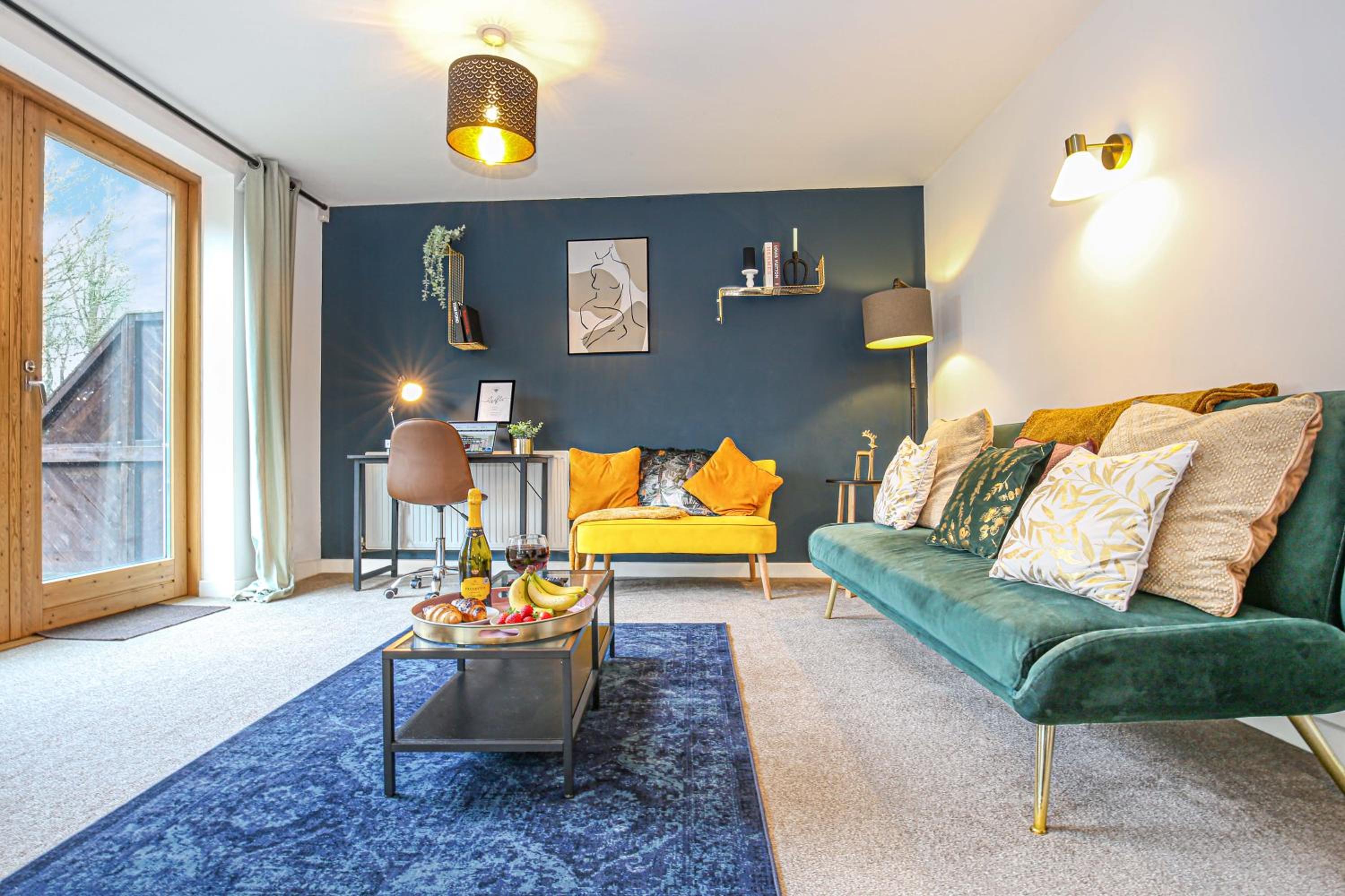 Beautiful City Centre Apartment with Free Parking, Fast-Wifi, SmartTV with Netflix and Private Garden by Yoko Property view 2