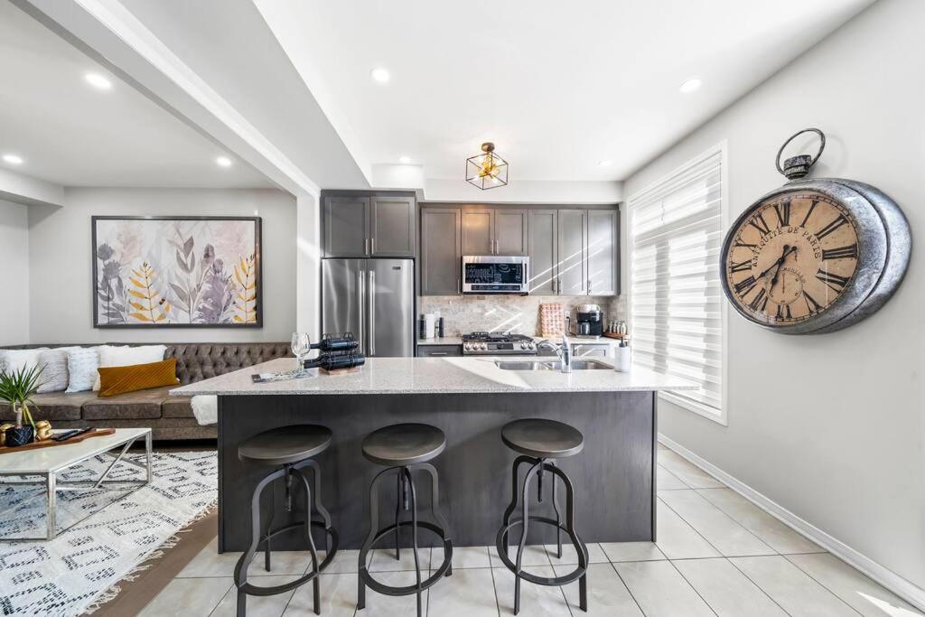 Modern 4 Level home-Game room/Parking/Near Airport