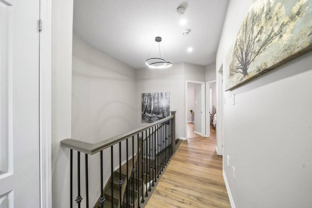 Modern 4 Level home-Game room/Parking/Near Airport