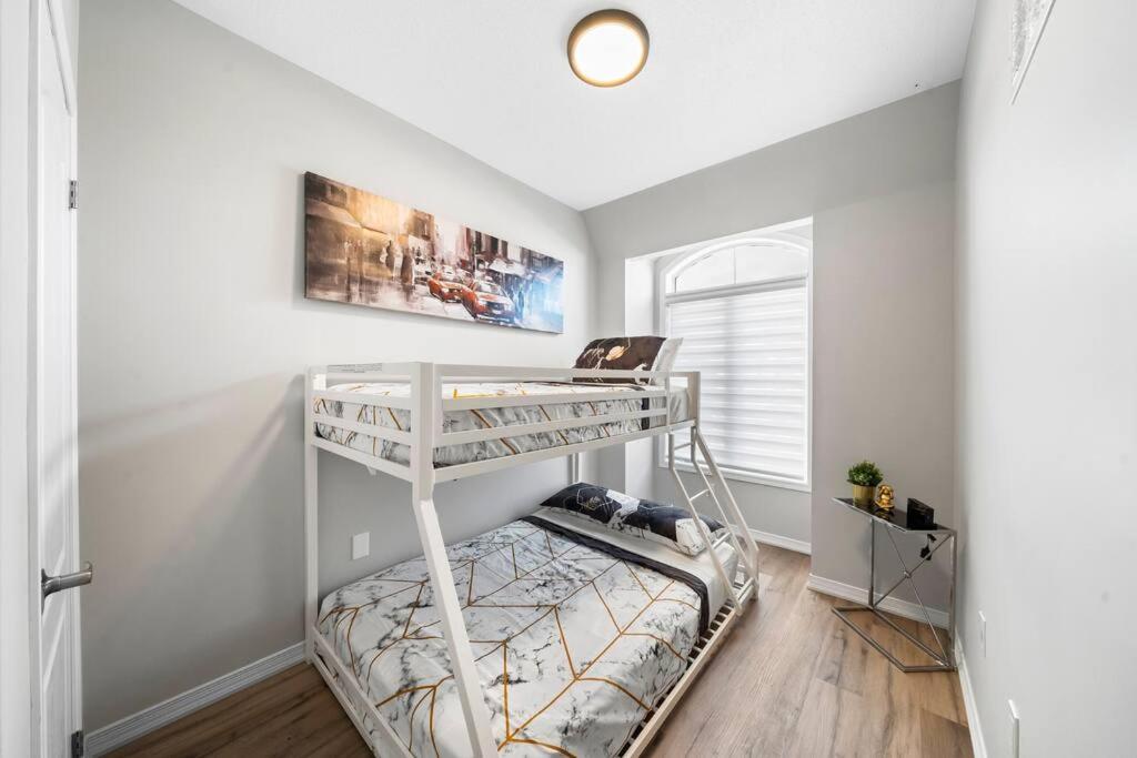Modern 4 Level home-Game room/Parking/Near Airport