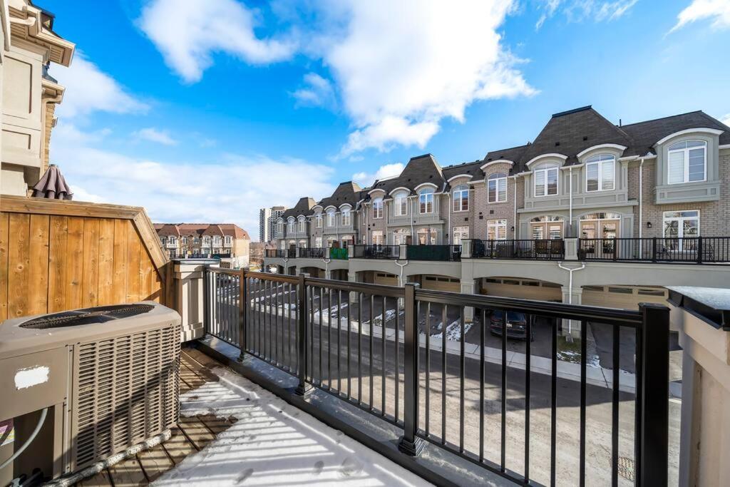 Modern 4 Level home-Game room/Parking/Near Airport
