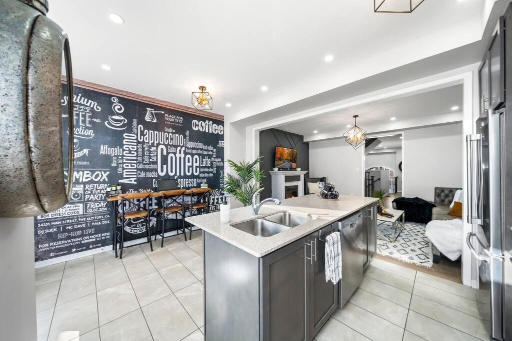 Modern 4 Level home-Game room/Parking/Near Airport
