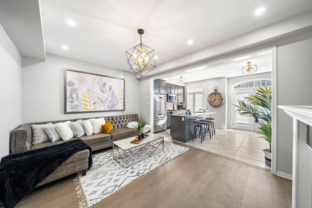 Modern 4 Level home-Game room/Parking/Near Airport