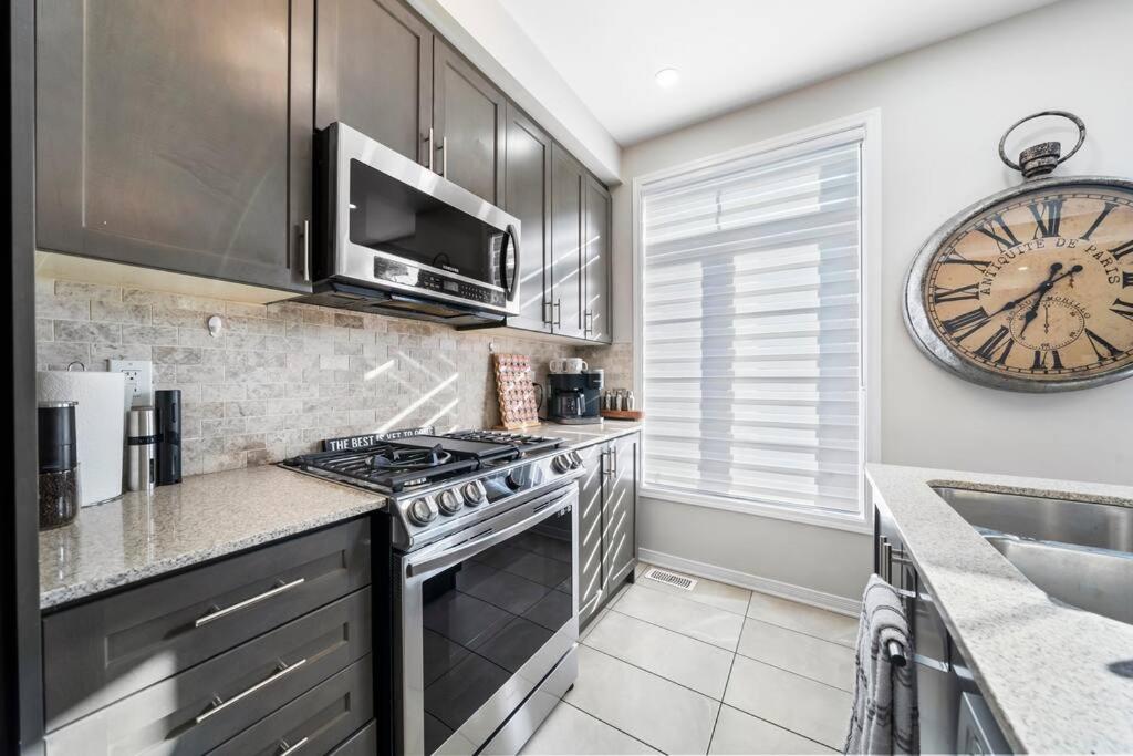 Modern 4 Level home-Game room/Parking/Near Airport