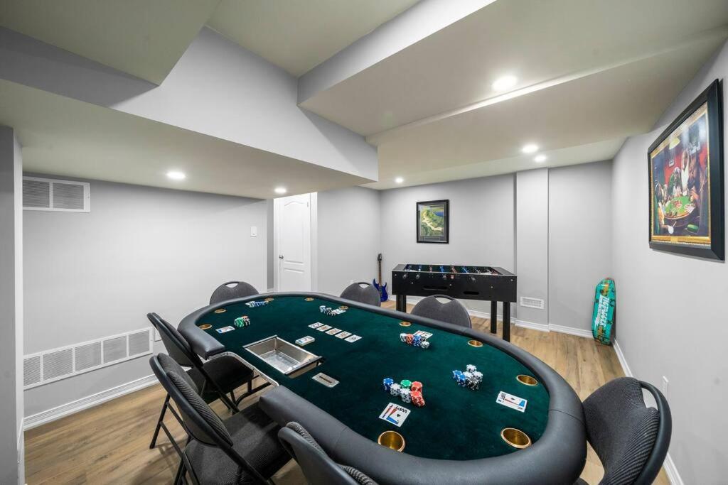 Modern 4 Level home-Game room/Parking/Near Airport