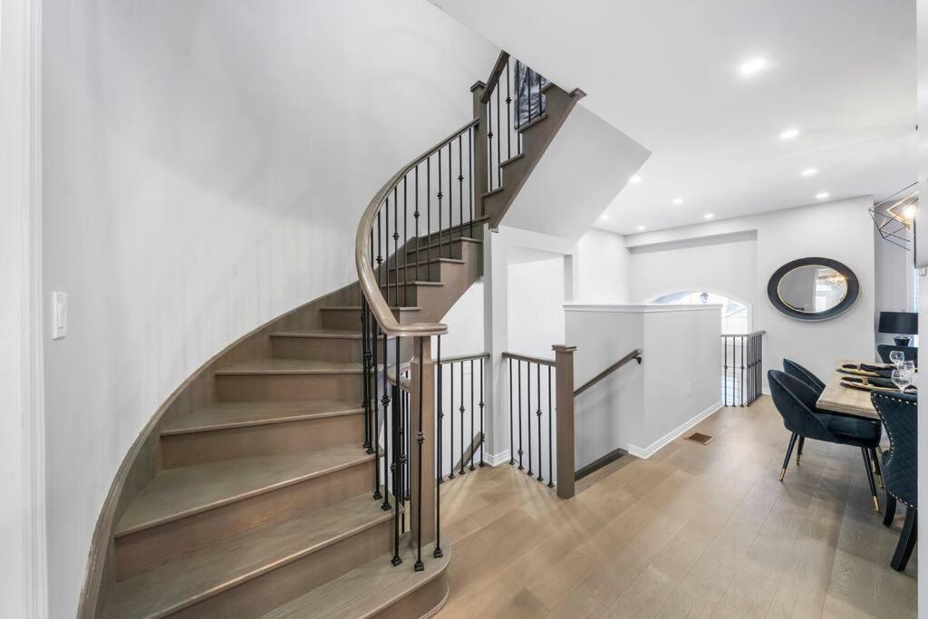 Modern 4 Level home-Game room/Parking/Near Airport