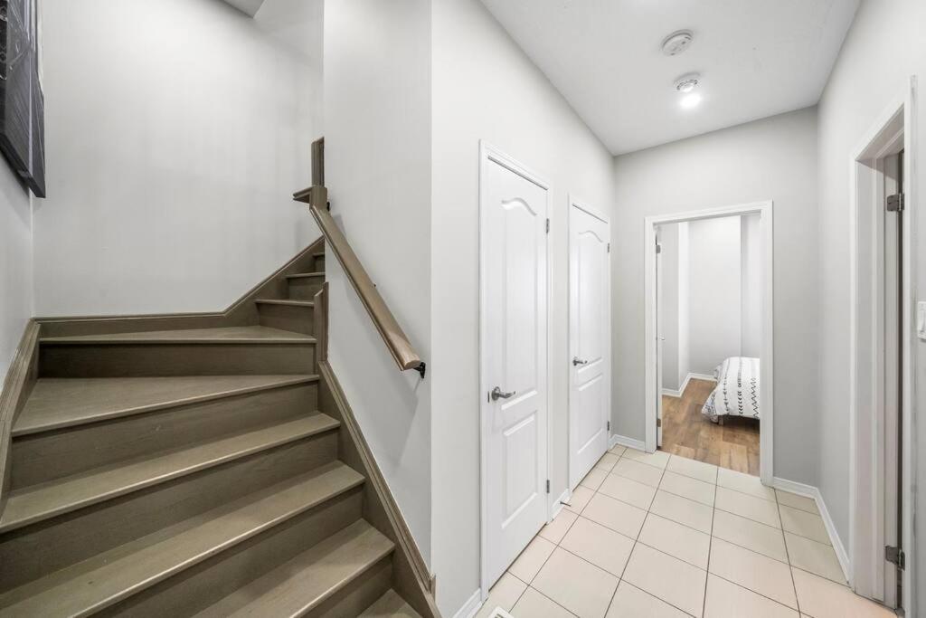 Modern 4 Level home-Game room/Parking/Near Airport